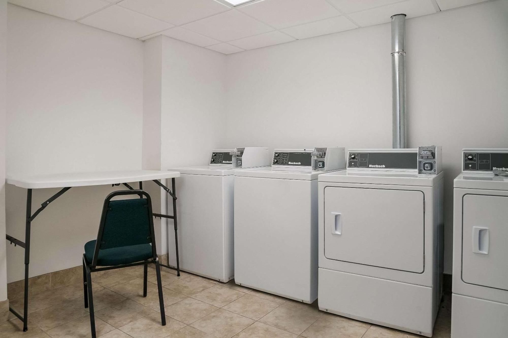 Quality Inn & Suites Saginaw Exteriör bild
