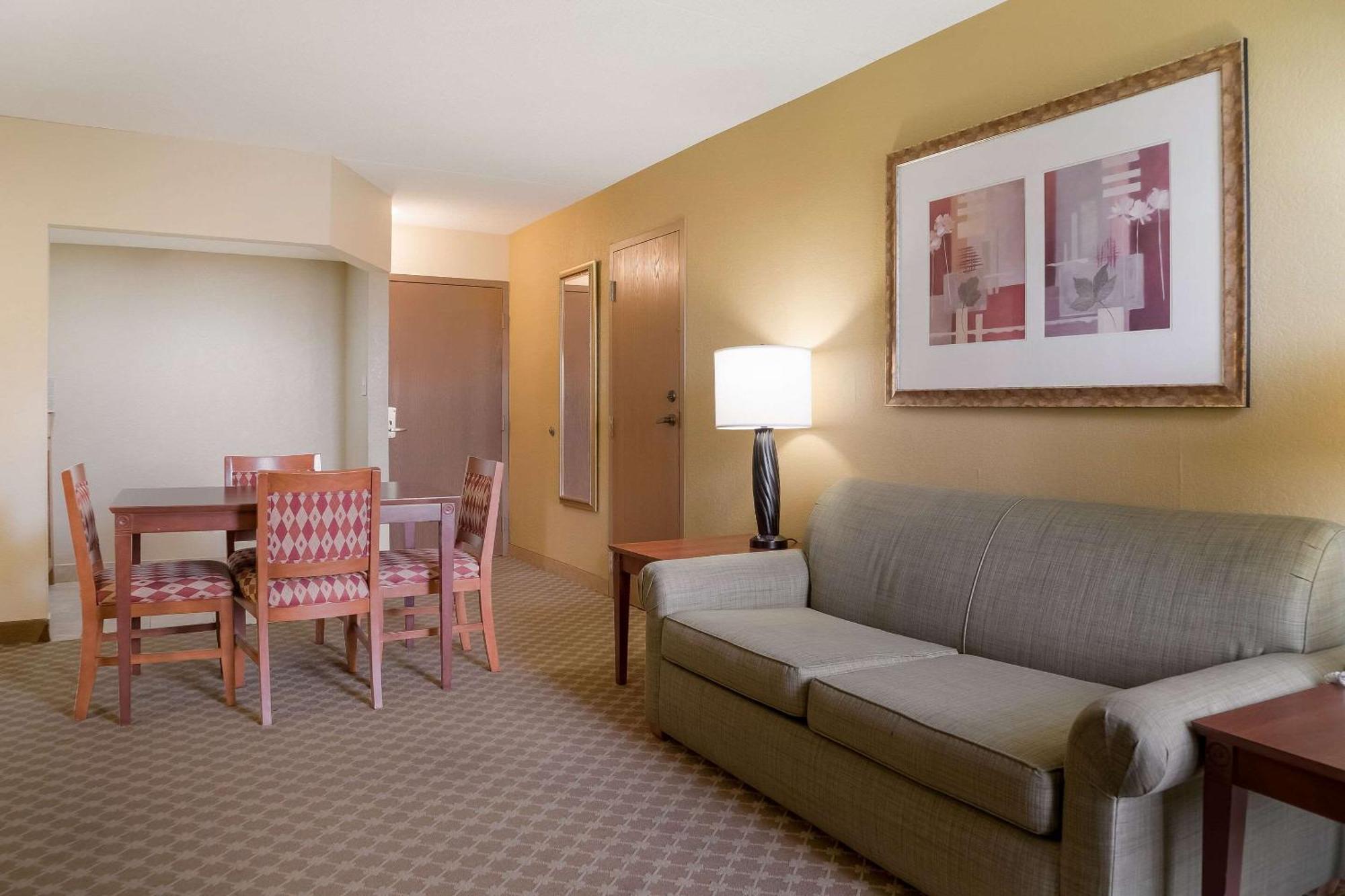Quality Inn & Suites Saginaw Exteriör bild
