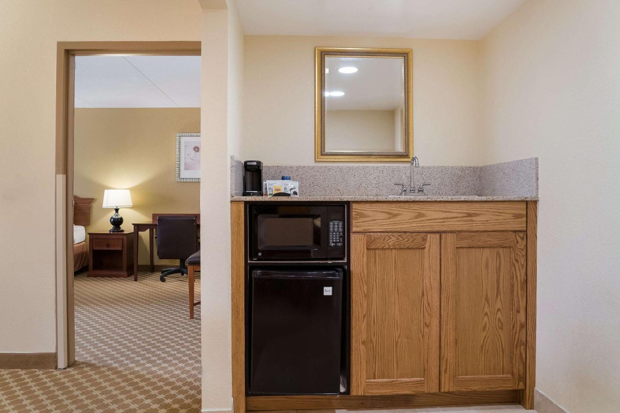 Quality Inn & Suites Saginaw Exteriör bild