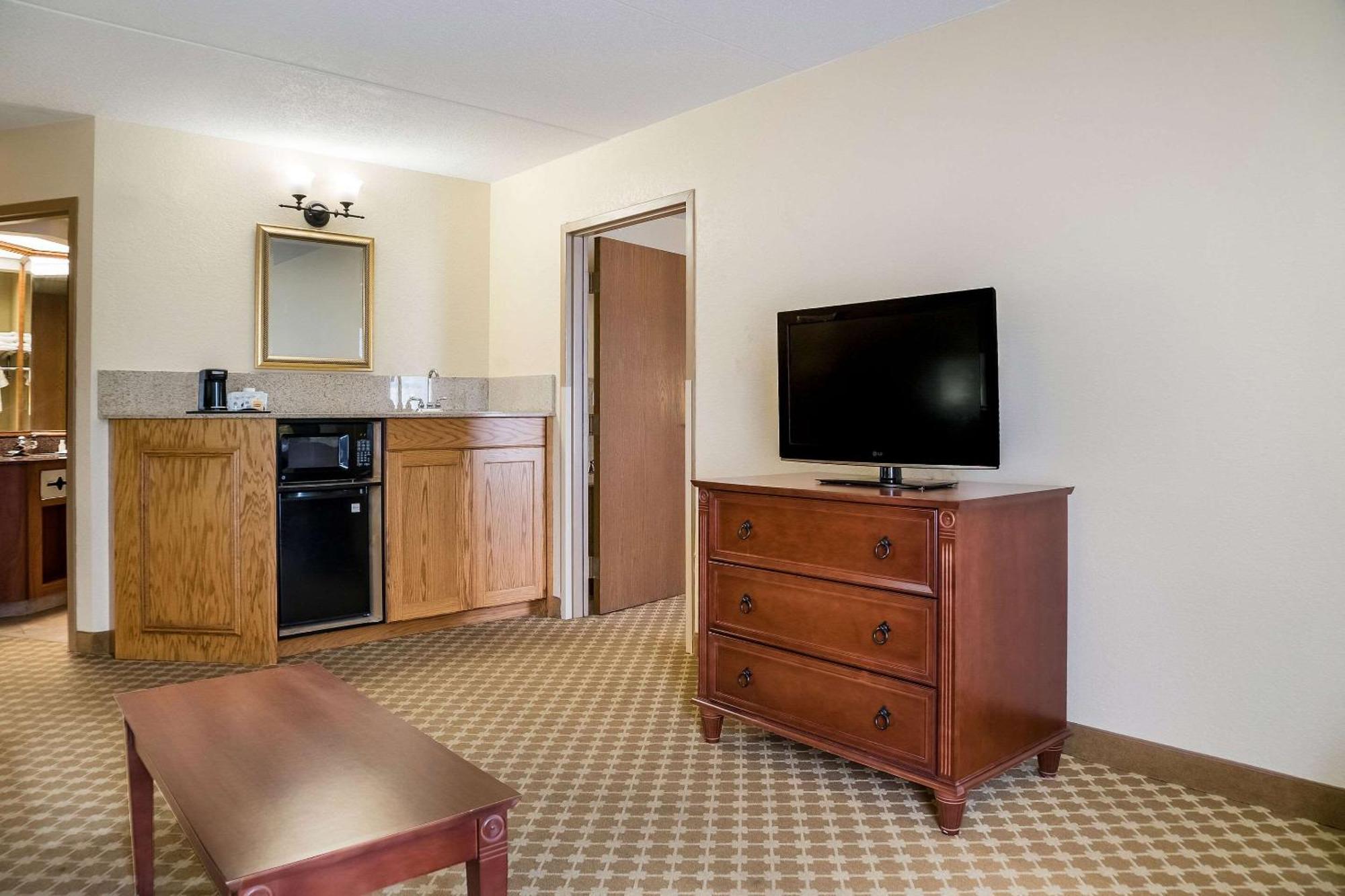 Quality Inn & Suites Saginaw Exteriör bild