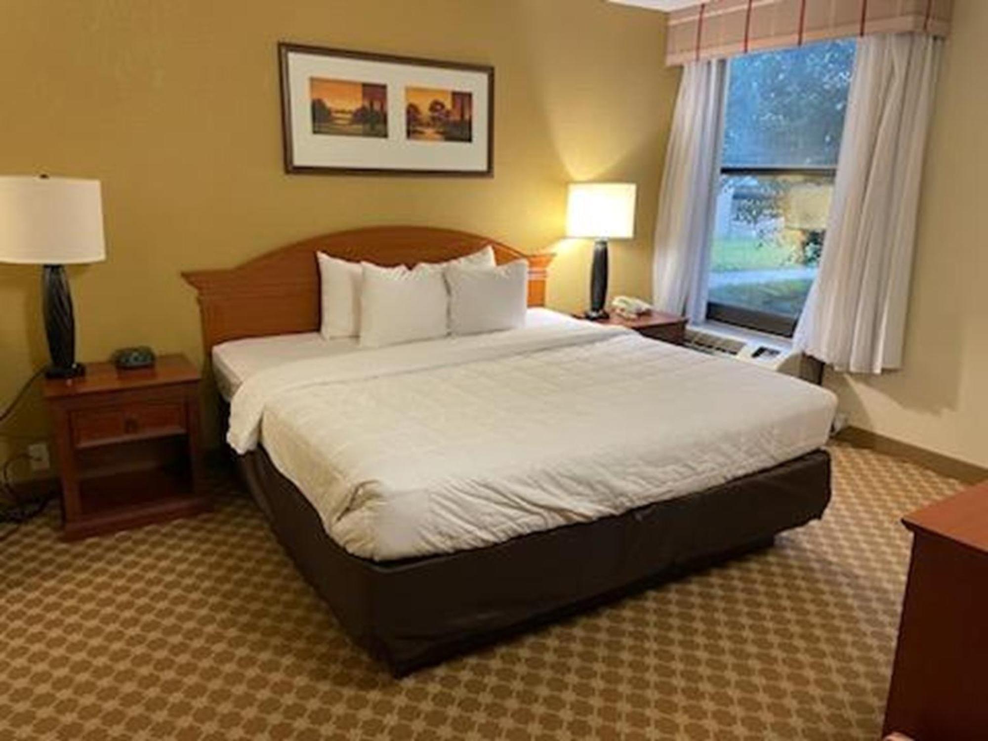 Quality Inn & Suites Saginaw Exteriör bild