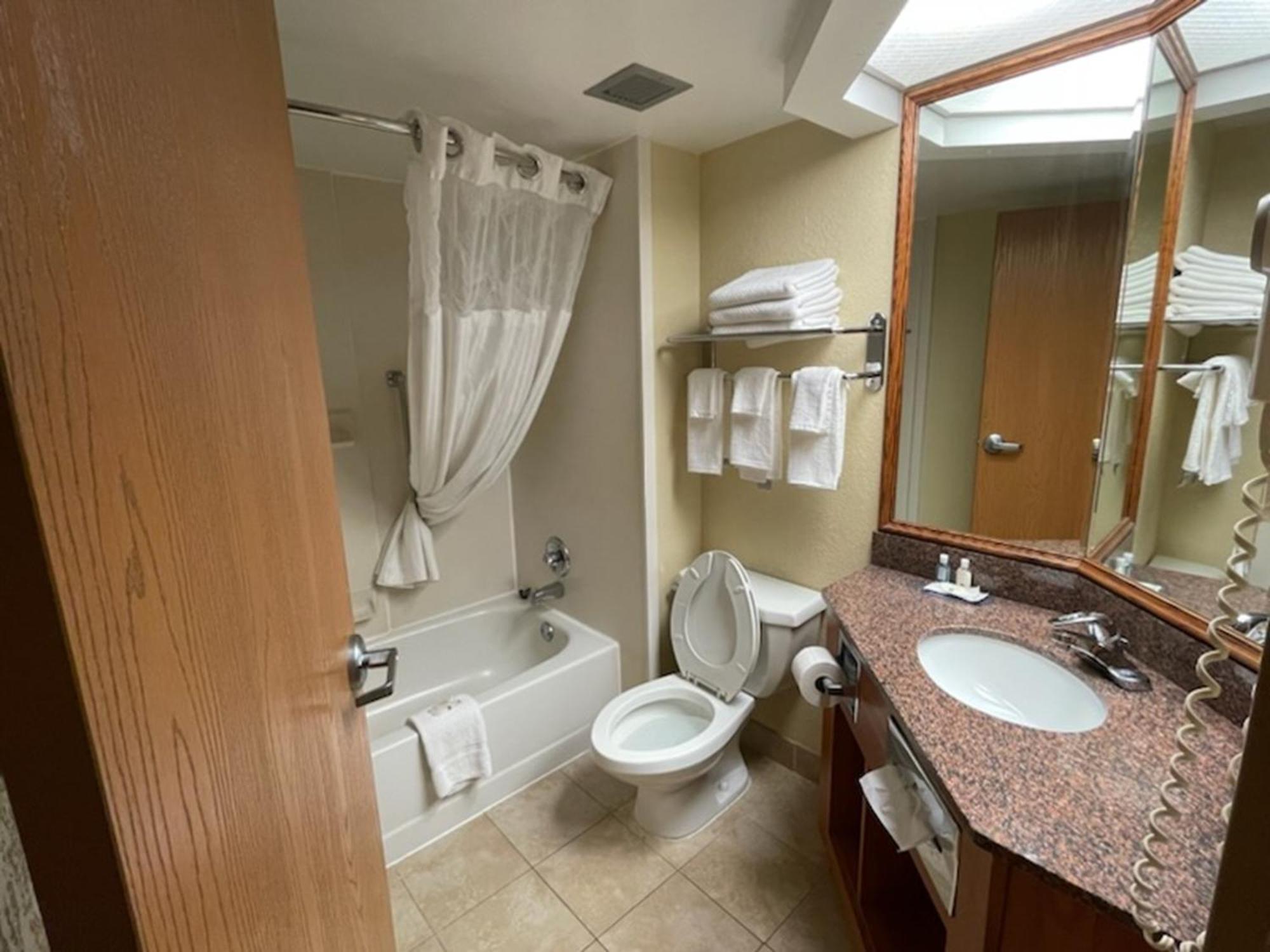 Quality Inn & Suites Saginaw Exteriör bild